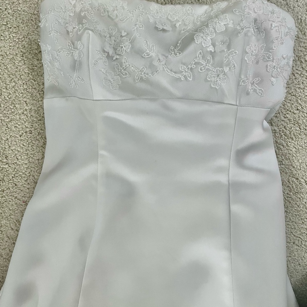 Elegant White Strapless Dress with Floral Lace